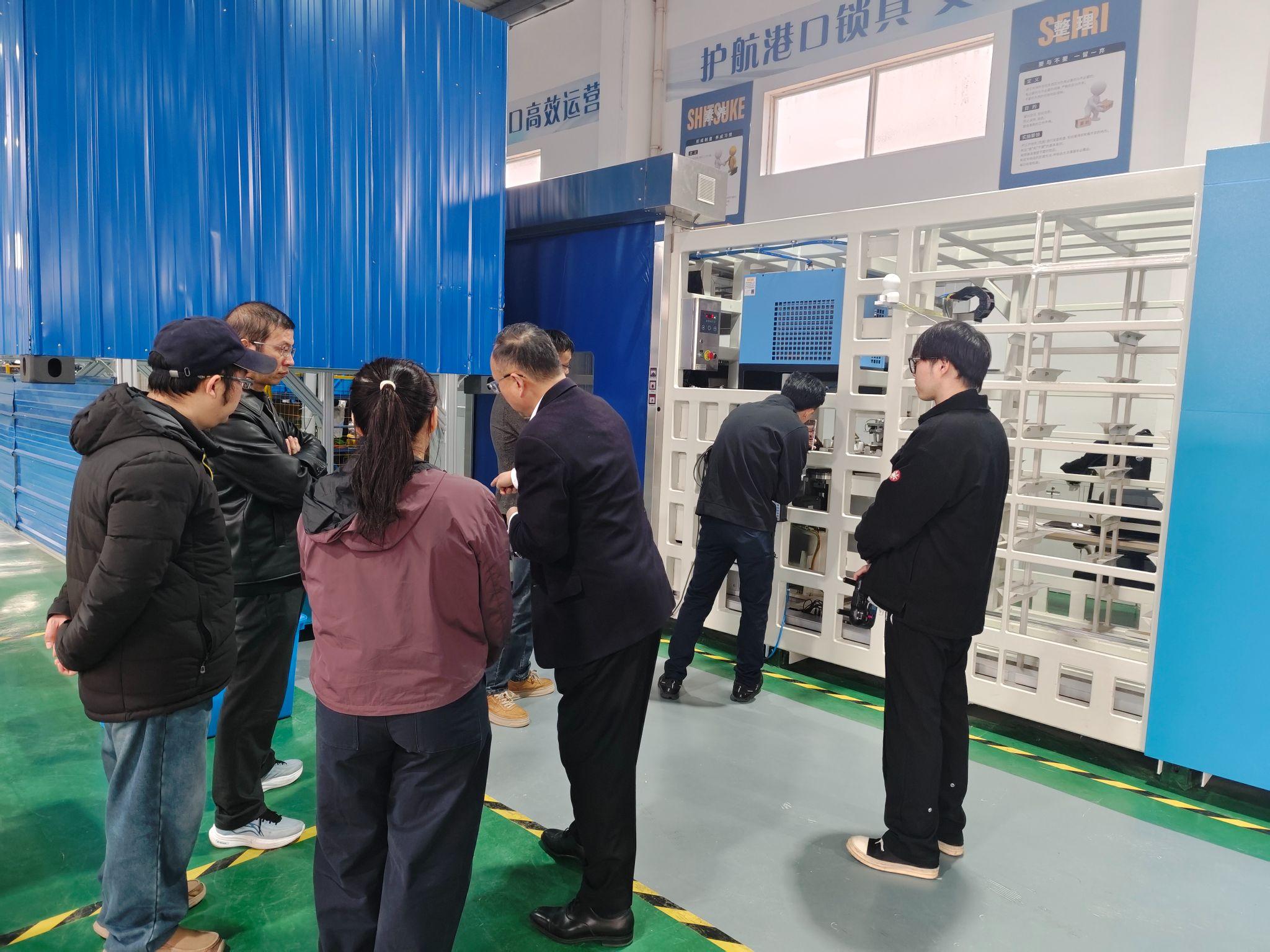 九工机器向 PSA 演示自动化扭锁拆装流程